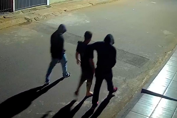 Imagens mostram assassinos levando jovem para a morte; crime foi em Lagoa Formosa