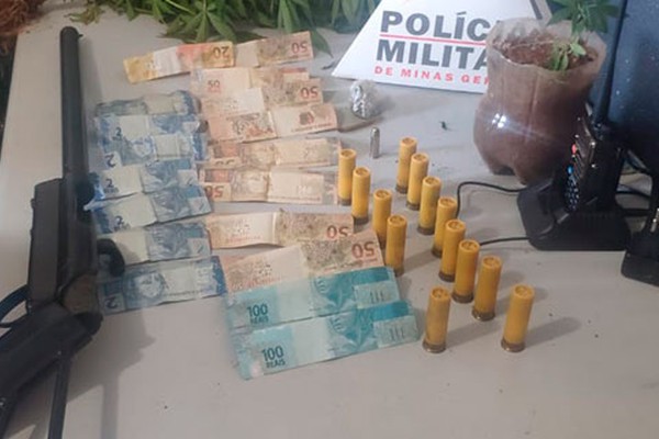 PM prende dupla com mais uma arma de grosso calibre e pés de maconha em Patos de Minas