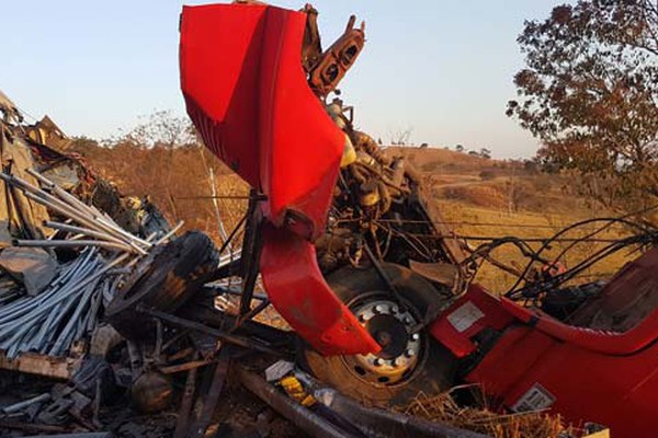 Caminhões batem de frente na BR 365, motorista morre; rodovia é liberada 8 horas depois