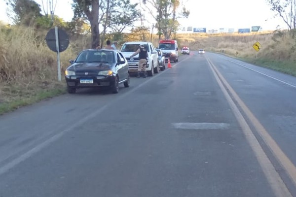 Condutora perde controle na MGC 354 após pneu estourar, bate em árvore e acaba atingida por mais dois veículos