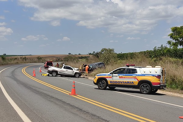 Jovem de 24 anos morre preso às ferragens e dois ficam feridos em batida frontal na BR 146