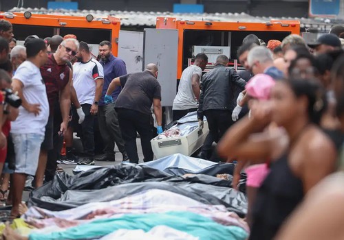 Moradores retiram cerca de 60 corpos em área de mata após operação