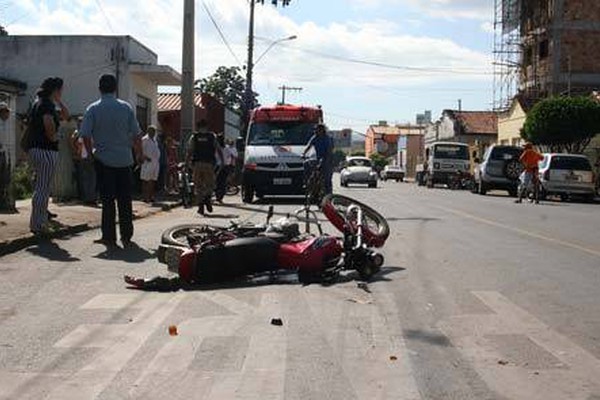 Acidente com três veículos na Duque de Caxias deixa dois feridos