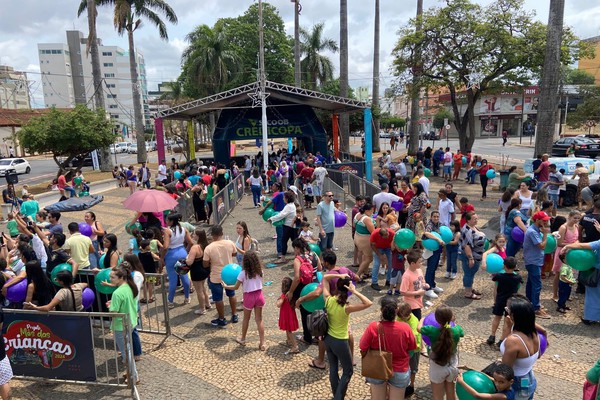 Sicoob Credicopa promove diversão no dia das crianças com doces e brinquedos, na Praça do Coreto