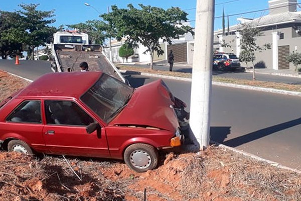 Homem com sinais de embriaguez bate em poste, foge do local e acaba preso em Patos de Minas