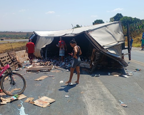 Caminhão carregado com leite tomba na BR-146 e tem carga toda saqueada por moradores