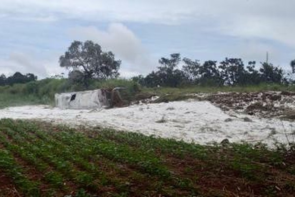 Rodotrem com 25 toneladas de cal capota na BR 352 após caçamba se soltar