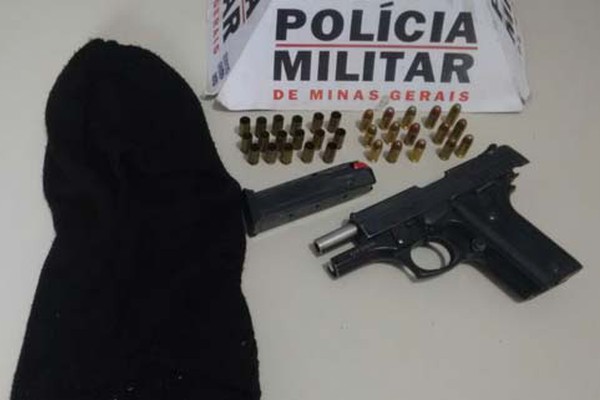 Após tentar fugir, jovem é preso com pistola, capuz e várias munições no Alto da Colina