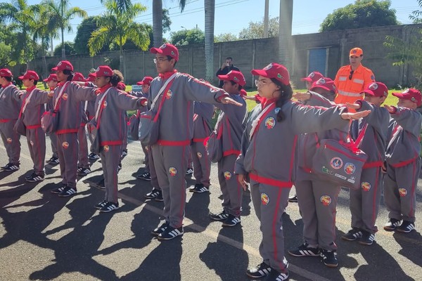 Kits do projeto Bombeiro Mirim são entregues para mais de 50 crianças em Patos de Minas