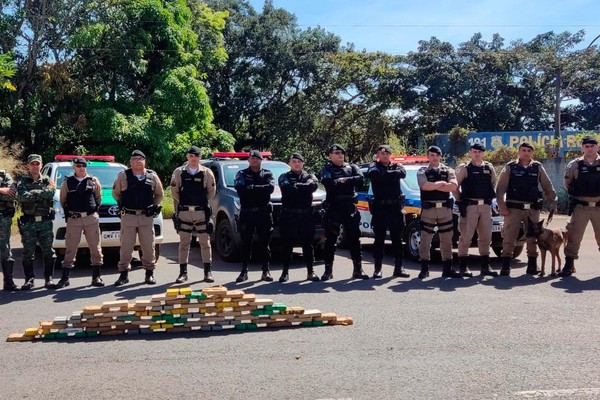 Caminhão com fundo falso carregado de pasta base de cocaína é apreendido em operação na BR 365