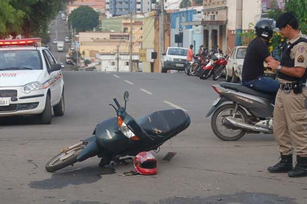 Motociclista é atingido por carro após avançar parada obrigatória e acaba no Hospital