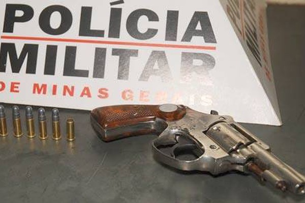 Dupla é presa com arma de fogo após denúncia de disparos em placa de sinalização