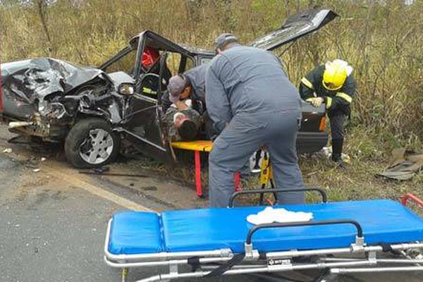 Uma pessoa morre e 5 ficam feridas em grave acidente com 2 carros na MGC354