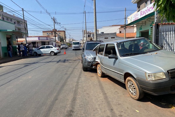 Avanço de parada provoca mais um acidente com três veículos em cruzamento perigoso de Patos de Minas