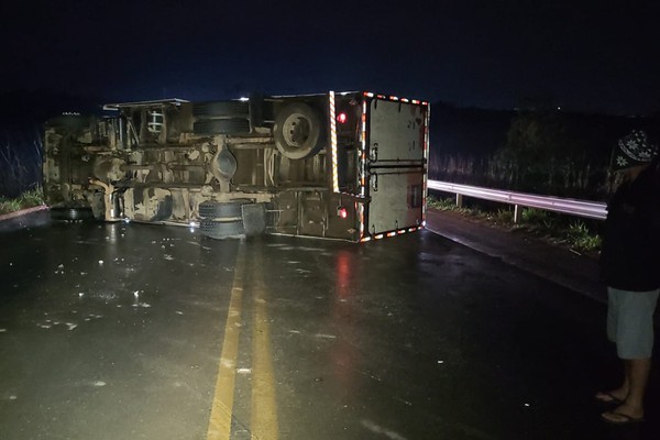 Caminhão tomba e interdita totalmente a BR-354 durante horas, entre São Gotardo e Rio Paranaíba