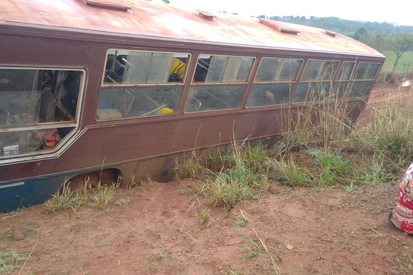 Caminhões e ônibus ficam atolados na estrada de Bonsucesso; equipes da Prefeitura estão no local