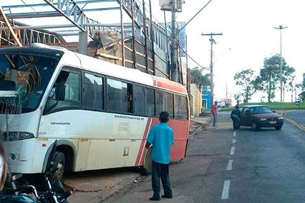 Veículo que transporta pacientes para tratamento perde o freio e invade obra na Major Gote