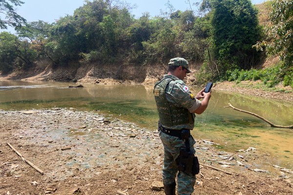 Polícia Militar de Meio Ambiente vistoria pontos com mortandade de peixes no Rio Paranaíba