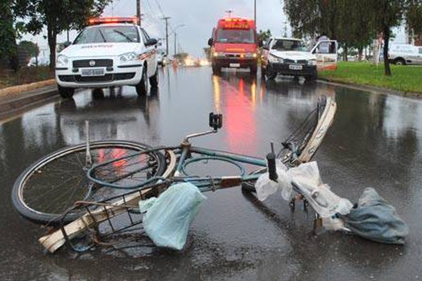 Ciclista de 65 anos fica gravemente ferido ao ser atingido por carro na J.K 