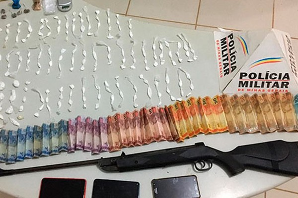 PM apreende drogas, arma de fogo e dois acabam na delegacia em Guarda dos Ferreiros