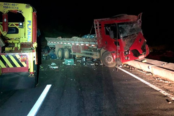 Caminhoneiro fica ferido após veículo tombar e espalhar caixas de manga pela BR146