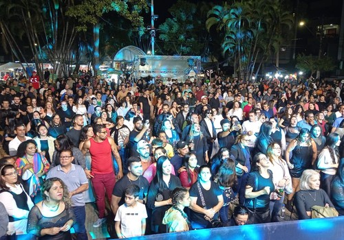 Em noite de Lizandra e Dino Fonseca, público lota praça do Fórum; veja ao vivo