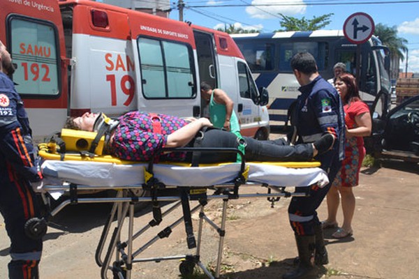 Motorista avança parada, atinge carro e condutora tem que ser socorrida em Patos de Minas