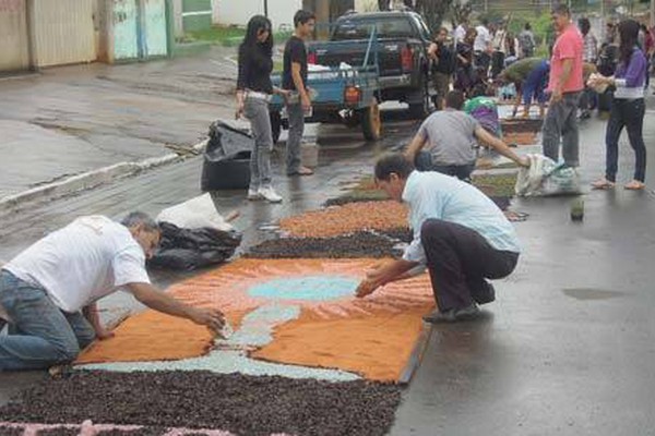 Fiéis enfrentam a chuva e o frio para preparar os tapetes de Corpus Christi