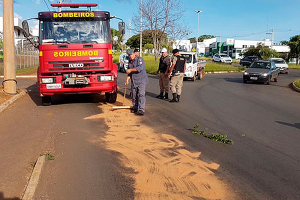 Caminhão despeja óleo no asfalto da avenida J.K e aumenta o risco de acidentes no local