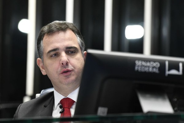 Presidente do Senado telefona para Lula