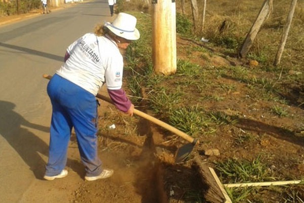 Programa da Prefeitura para limpeza chega a 50 varredores atendendo 28 bairros 