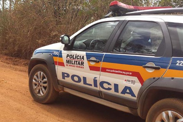 Trio vai até fazenda em Patos de Minas, amarra senhor de 62 anos e rouba carro e motosserra