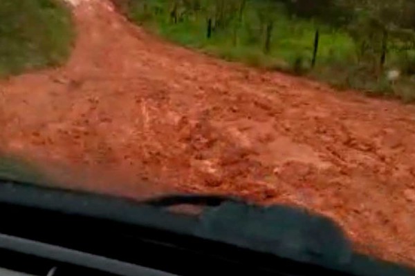 Moradores na zona rural cobram reparo em estradas e Prefeitura desloca equipes