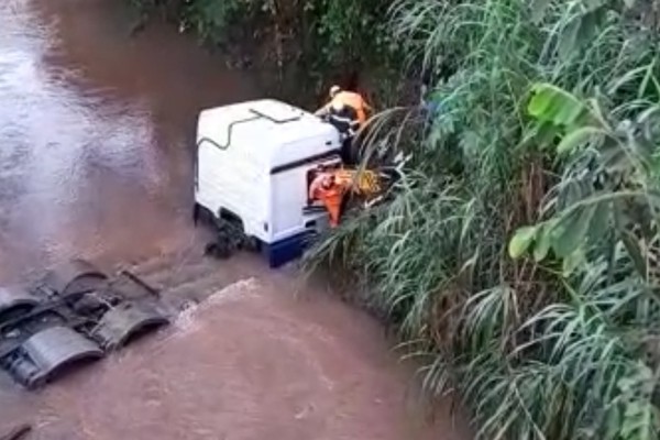 Bombeiros socorrem vítimas de caminhão que caiu de ponte na BR 354, entre Patos e Lagoa Formosa