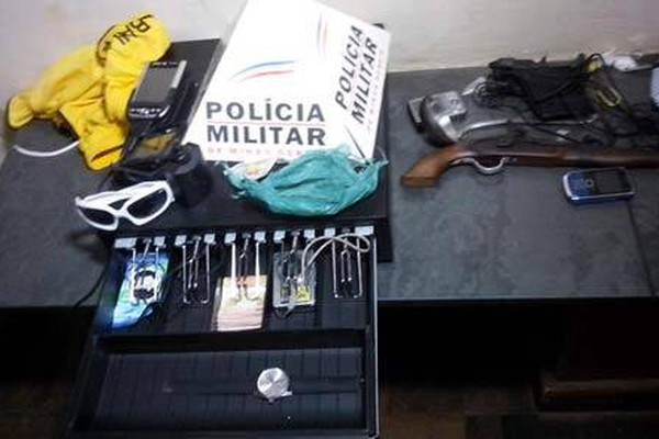 Assaltante é reconhecido por vítimas e vai preso com arma e máquina registradora