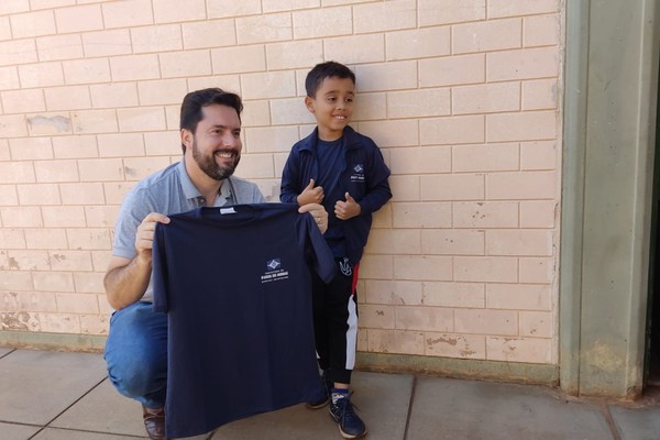 Prefeitura inicia entrega de kits de uniforme escolar para alunos de escolas municipais em Patos de Minas