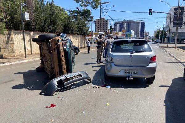 Veículo para tombado em acidente no centro de Patos de Minas; motorista ficou ferido