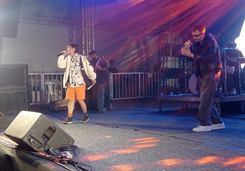 Piêit com participação especial de Luciana colocam público para cantar com o sucesso "Máscara" da Pitty; veja ao vivo