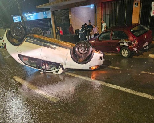 Condutora perde o controle da direção ao voltar de show e capota veículo em plena Major Gote