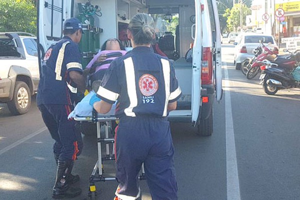 Motorista bate em motociclista e foge deixando condutora ferida na Avenida Paracatu