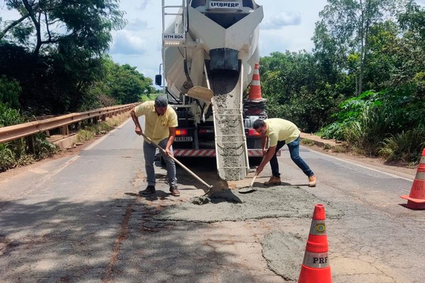 Após anos sem reparos, PRF tapa buracos na BR 365 para evitar tragédia em Patos de Minas