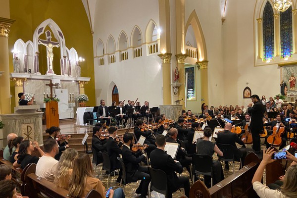 Orquestra filarmônica de Patos de Minas se apresenta na Catedral; veja ao vivo