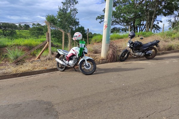 Condutores têm que ser socorridos após batida entre duas motos em Patos de Minas