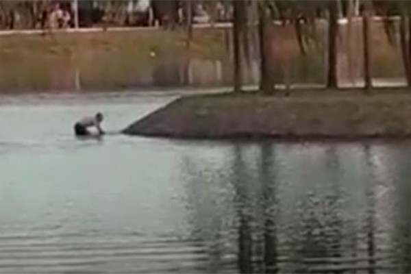 Homem é flagrado se refrescando nas águas da Lagoa Grande; calorão vai continuar 