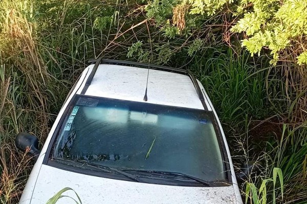 Condutora cochila ao volante na MGC 354 e pick up vai parar fora da pista em Patos de Minas