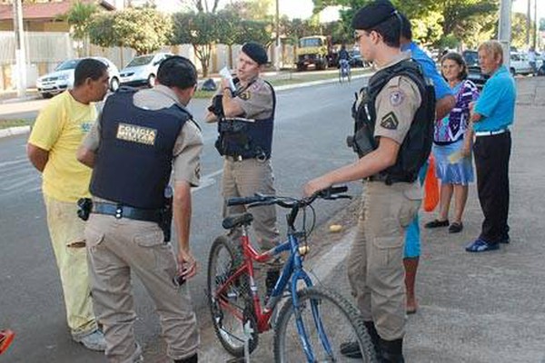 Ciclista de 50 anos muda de faixa sem observar e é atingida por motocicleta