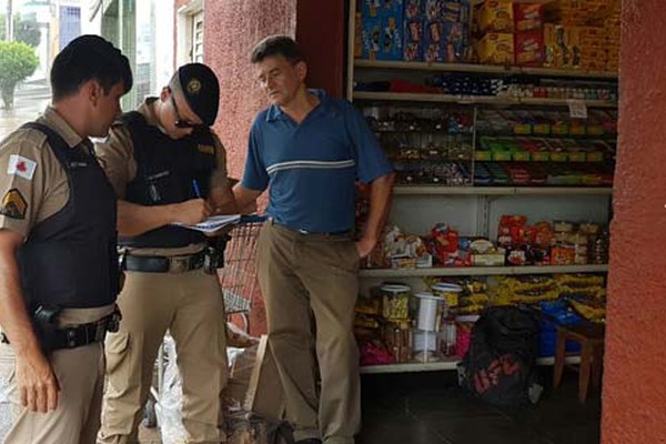 Dupla com arma enferrujada assalta supermercado no centro de Patos de Minas