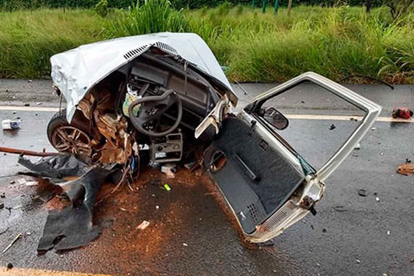 Duas pessoas morrem e carro se parte ao meio ao bater de frente com carreta na BR 365