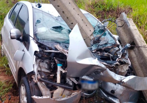 Militar cochila ao volante ao sair do trabalho e acerta em cheio poste de iluminação; ninguém se feriu