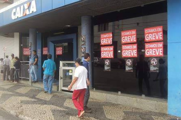 Greve dos bancários chega à agência central da Caixa de Patos de Minas